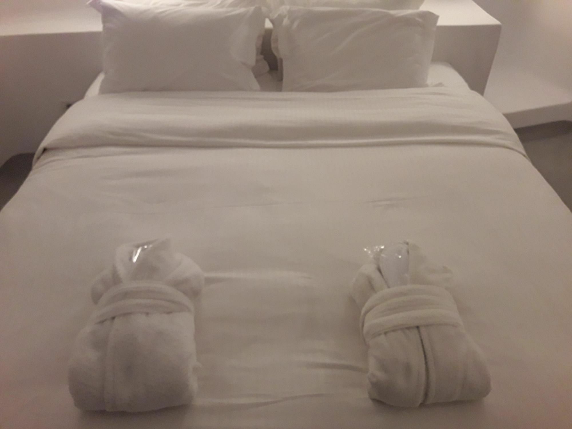 Iriana Suites Firá Buitenkant foto